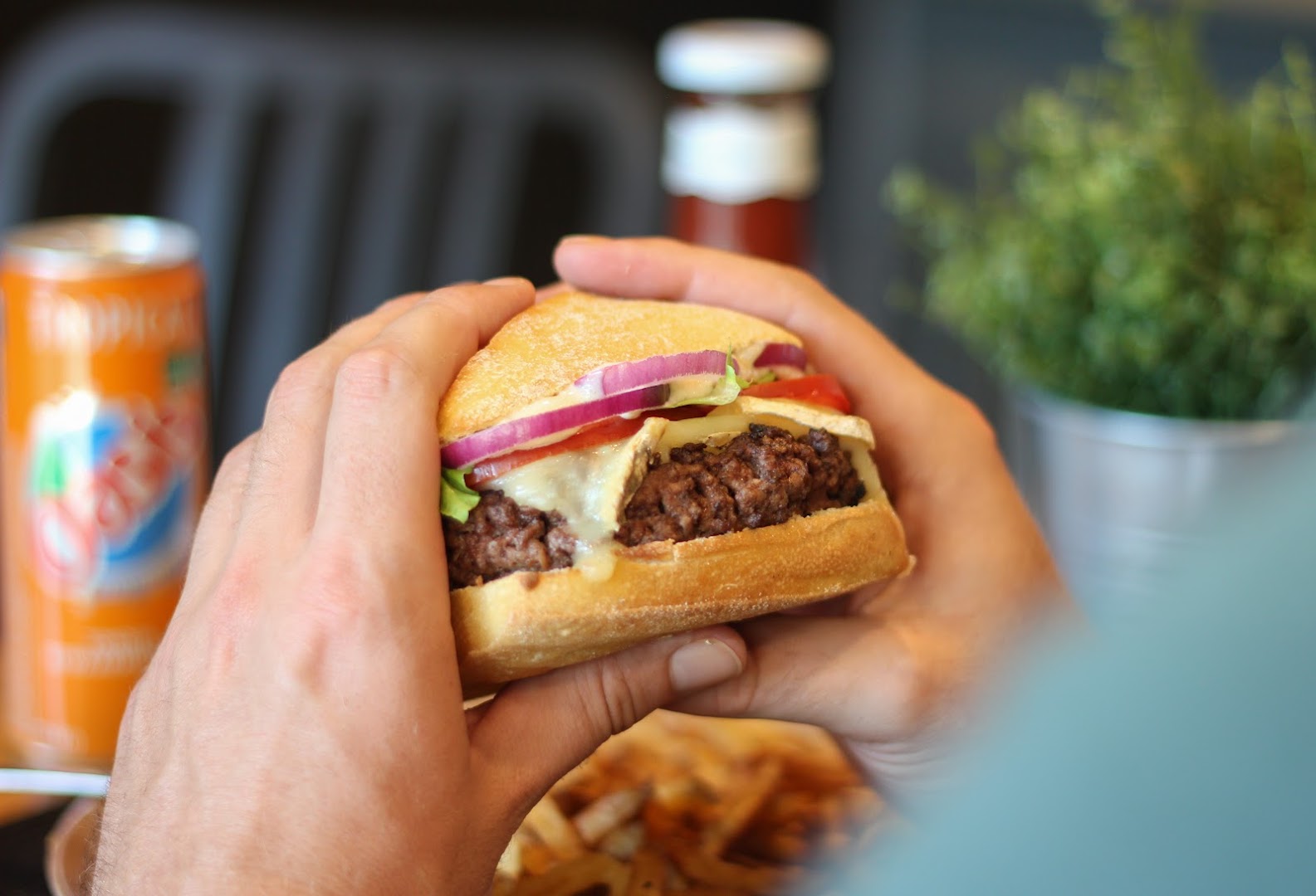 Un burger dans la cuisine - Saint Jean · Photos 2
